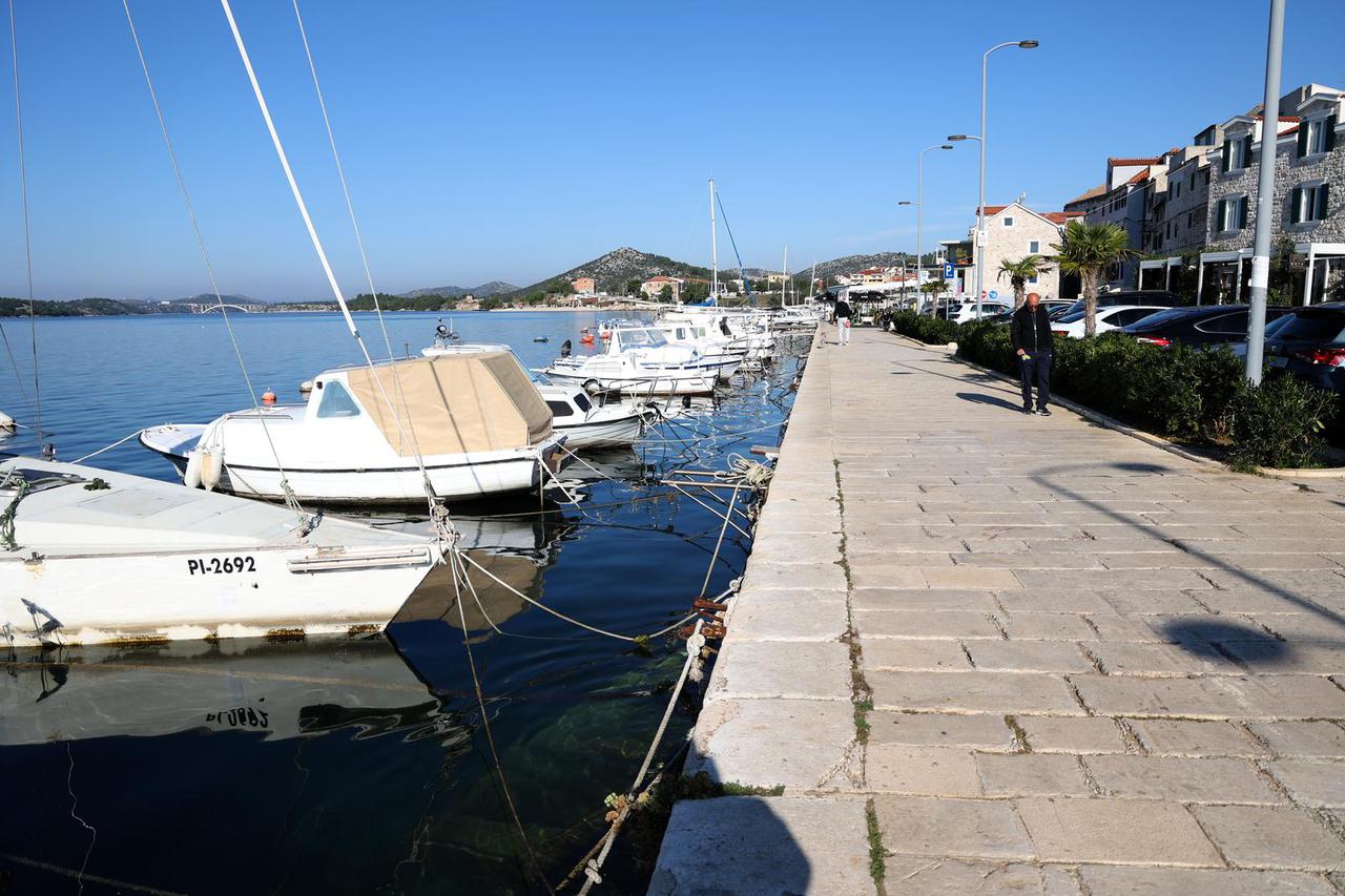 Šibenik: Potopljeni brodi? u moru ispod rive 