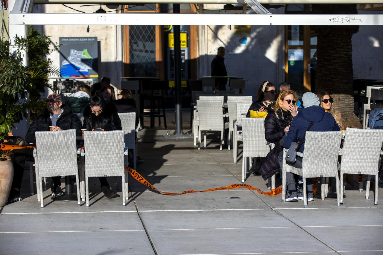 Split: Bura potrgala trake civilne zaštite i građani uživali na terasama kafića