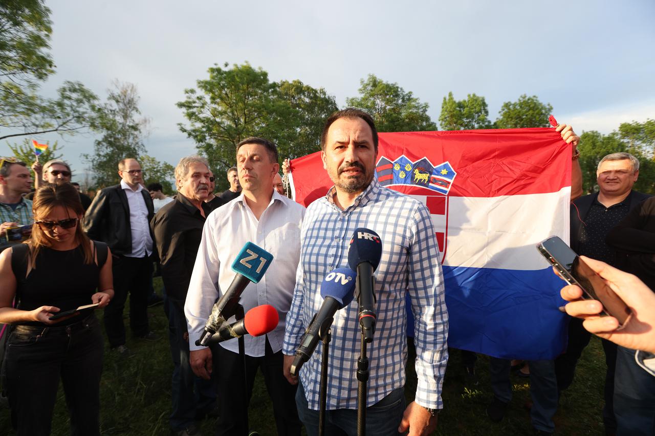 Zagreb: Igora Peternela izviždali, vikali mu da je ‘ustaša‘ i otjerali s ga nasipa