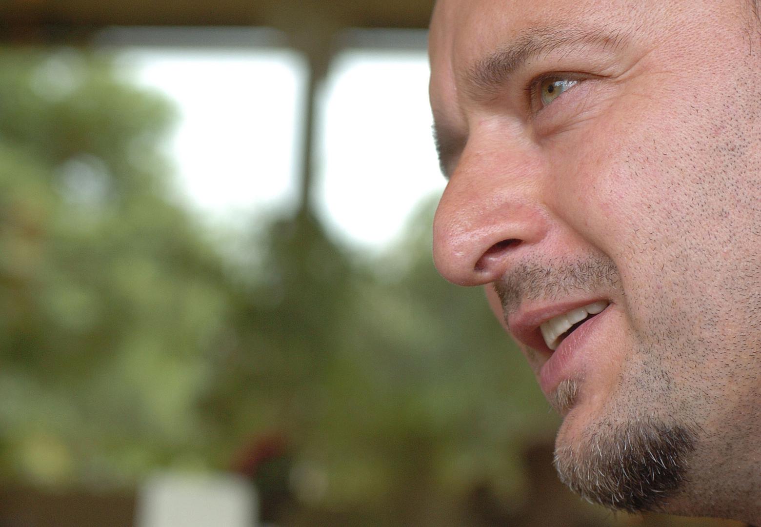 Kroz karijeru se istakao brojnim humanitarnim aktivnostima: pomoć djeci oboljeloj od malignih bolesti, izgradnja crkve "Hrvatskih mučenika" u Čavoglavama, redoviti humanitarni koncerti za branitelje i donacije vukovarskoj bolnici.