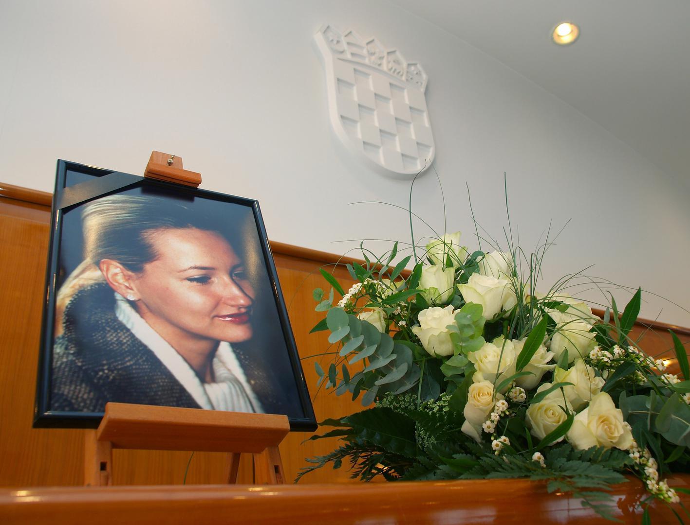 10. 10. 2008., Zagreb - Komemoracija za Ivanu Hodak, ubijenu kcer odvjetnika Zvonimira Hodaka i bivse potpredsjednice Vlade Ljerke Mintas Hodak, odrzana je u prostorijama Hrvatske odvjetnicke komore. Dvadesetsestogodisnju odvjetnicku vjezbenicu na kucnom je pragu u Hatzovoj ulici s dva hica 6. listopada oko 11 sati likvidirao jos uvijek nepoznati pocinitelj. Ivana je izdahnula majci na rukama, a njezin otac Zvonimir, odvjetnik umirovljenog generala Vladimira Zagorca, prije nekoliko dana neizravno je optuzio Hrvoja Petraca da je odgovoran za likvidaciju njegove kceri. rPhoto: Tomislav Miletic/24sata