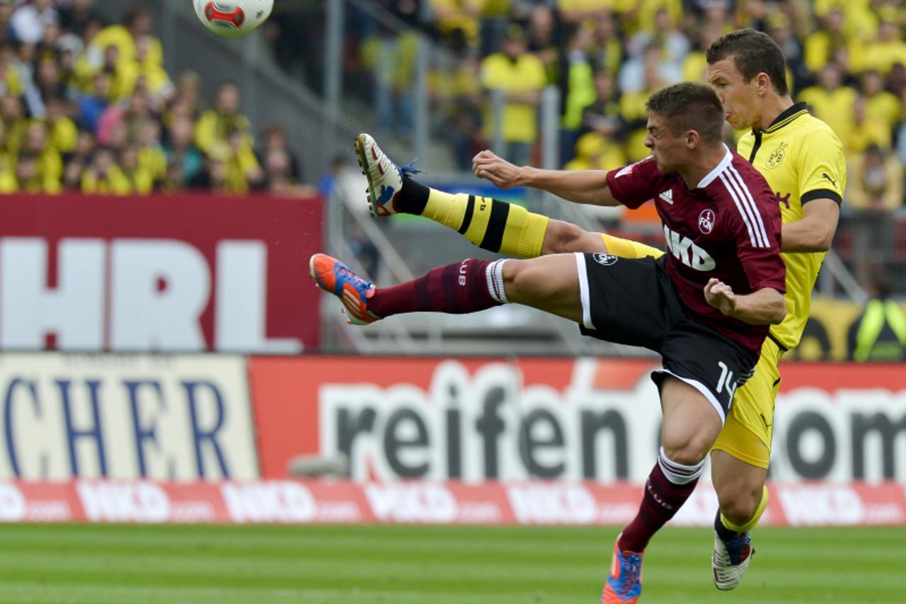 'Dortmund\'s Croatian midfielder Ivan Perisic (R) and Nuremberg\'s Slovakian striker Robert Mak vie for the ball during the German first division Bundesliga football match 1. FC Nuernberg vs Borussia 