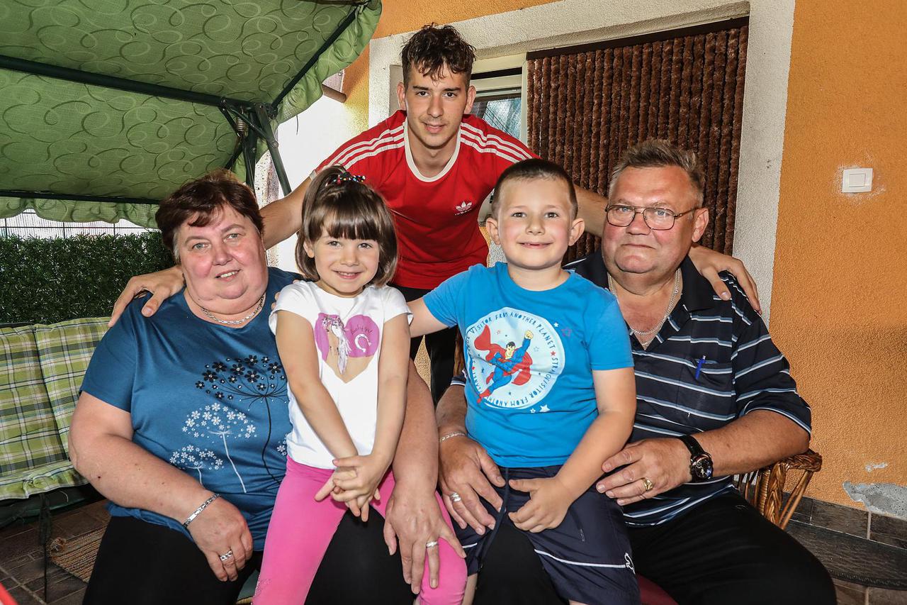 Vrbovec: Obitelj Ježić udomila je osmero djece
