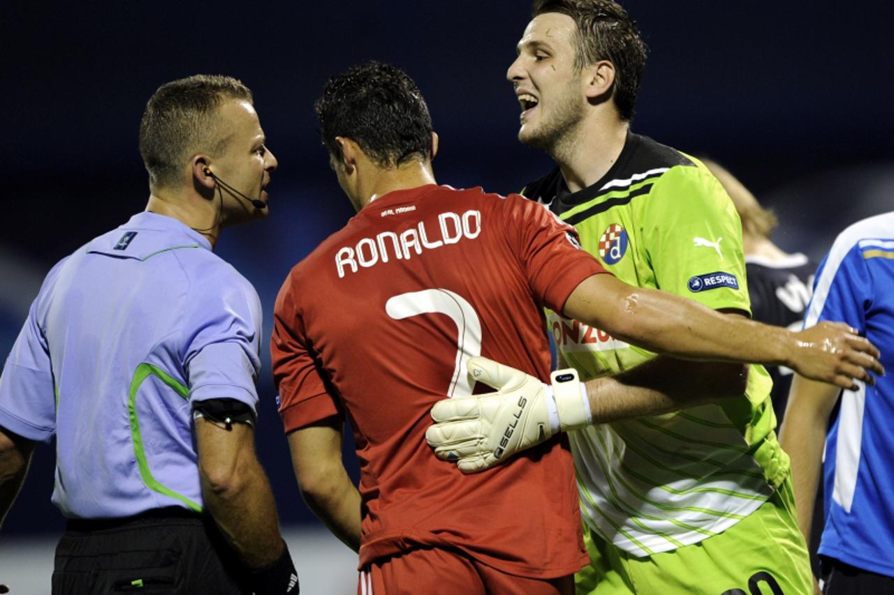 'Real Madrid\'s Ronaldo (C) and Dinamo\'s goalkeepeer Ivan Kelava react during their UEFA Champonship League football match at Maksimir sotadium in Zagreb on September 14, 2011.     AFP PHOTO/ HRVOJE 
