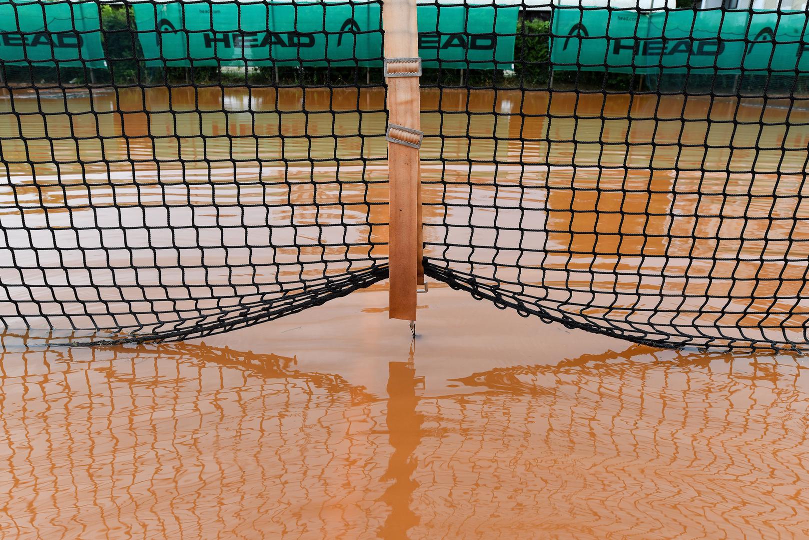 Zemljani tereni izgledaju kao prljavo jezero.