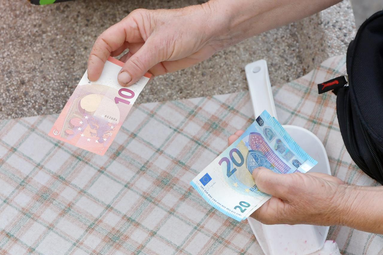 Sibenik: Ponuda voca i povrca na sibenskoj gradskoj trznici