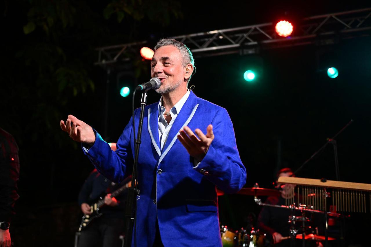 Zagreb: Sandi održao koncert na rođendanu papige Pabla 