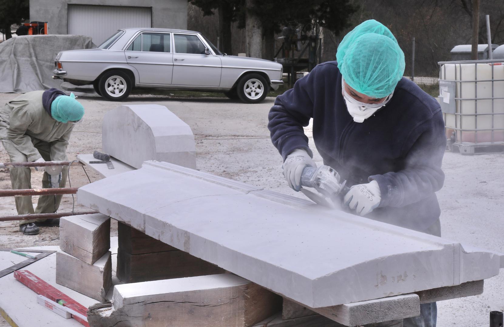 07.02.2024.,Imotski-Vrijedne ruke mladih umjetnika Roka Drzislava Rebica,,Emire Becirovic iz Ljubljane Karla Mrvosa iz Rijeke,Ive Japec i i Frana Marka Vlahinica iz Zagreba,uz nadzor inicijatora Ivana Topica Note svakodnevno klesu detalje spomenika Mercedesu koji se trebaju sklopiti i biti izlozeni ovog ljeta u Imotskom. Photo: Ivo Cagalj/PIXSELL