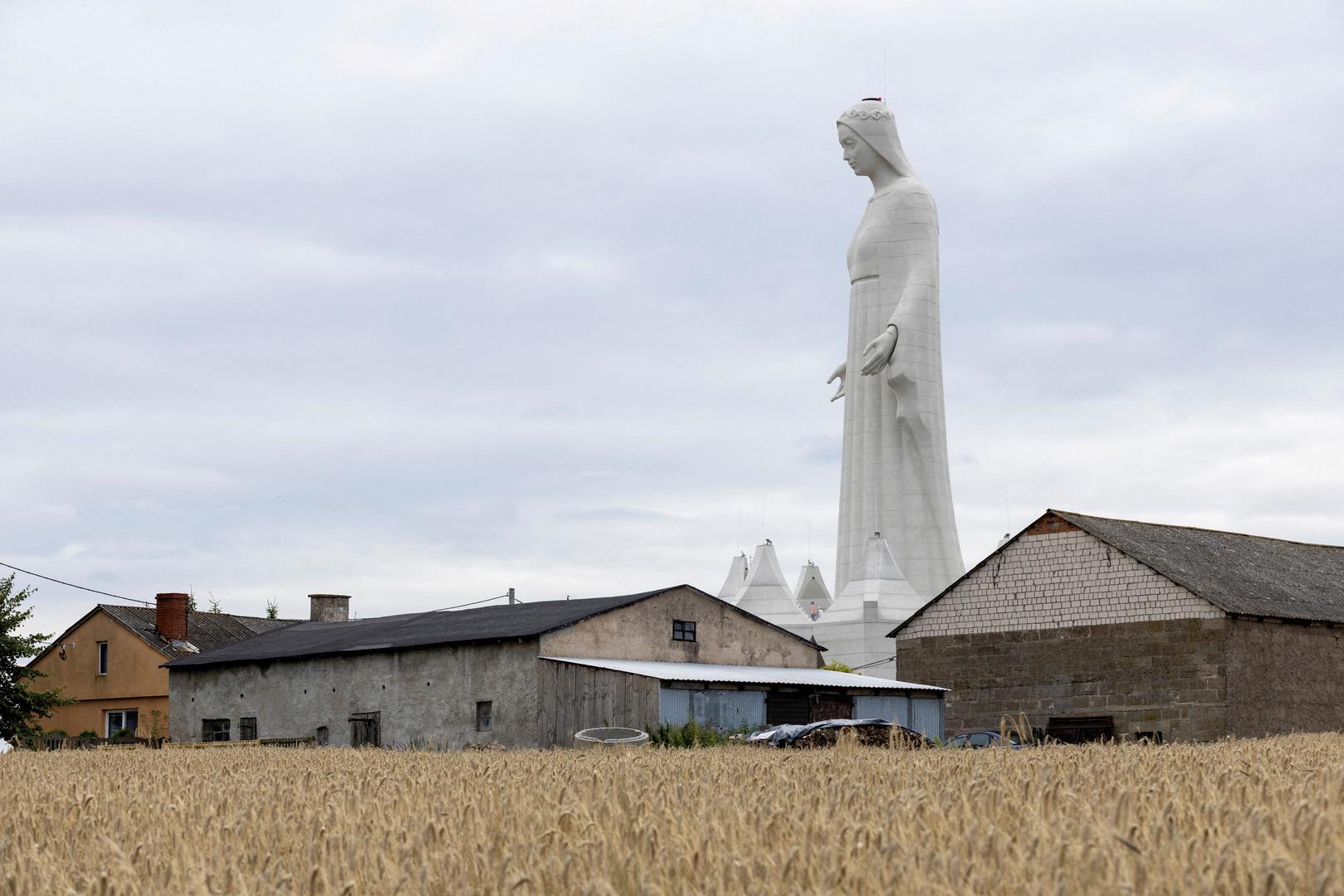 U središnjoj Poljskoj, u polju blizu grada Toruna, dovršava se jedan od najambicioznijih sakralnih projekata u Europi. Monumentalni kip Majke Božje Milosrdne, visok čak 55,6 metara, bit će svečano otvoren i blagoslovljen 15. kolovoza, na svetkovinu Velike Gospe. Smješten je u malom selu Konotopie, a trebao bi postati novo poljsko hodočasničko i turističko odredište.