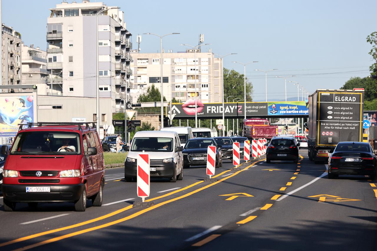Zagreb: Zbog kvara bagera podvožnjak kod Vjesnika i dalje zatvoren, policija i prometni redari reguliraju promet premosnicom
