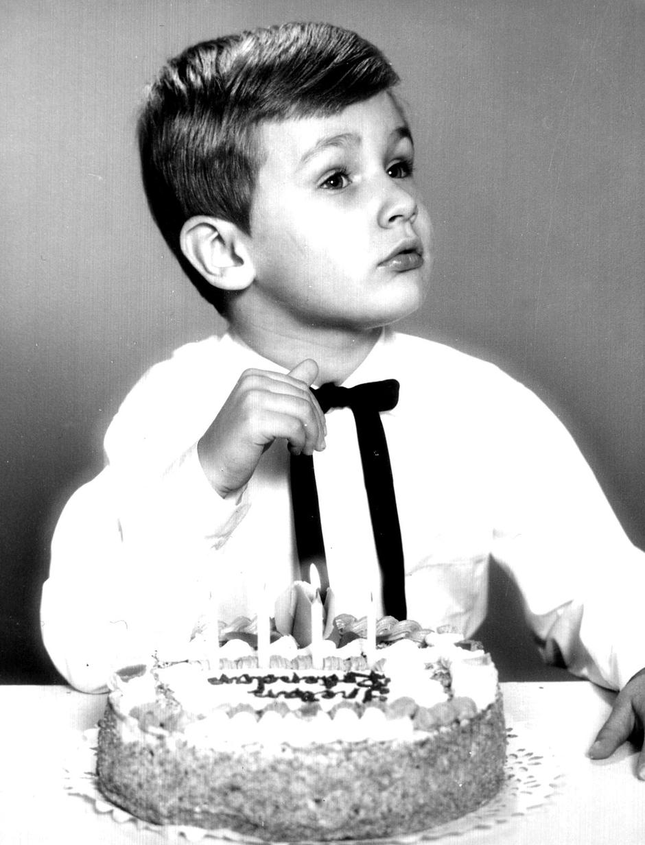 Kao dječak dobio je nadimak Basta. Njegova je majka bila nastavnica engleskog i njemačkog, a otac ekonomist