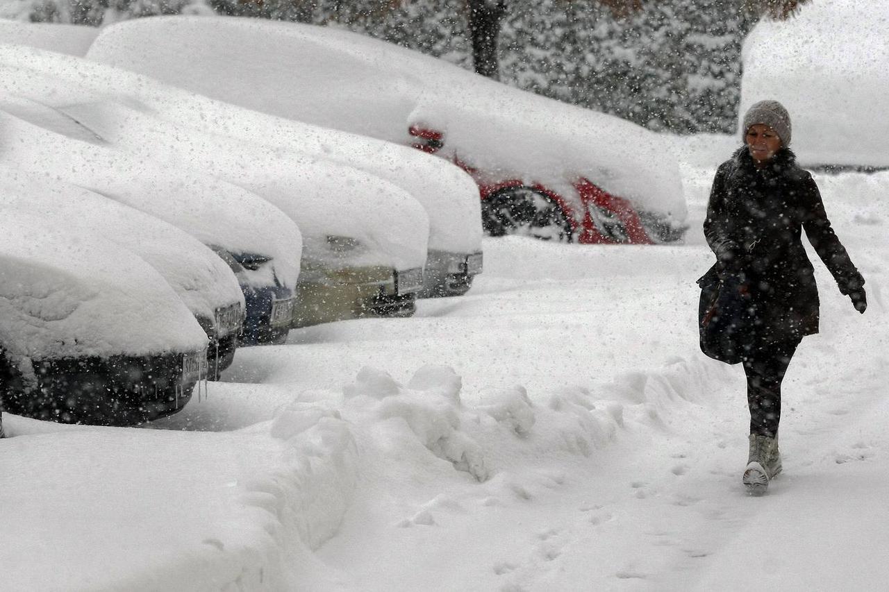 ARHIVA - Zagreb: Gra?ani zapo?eli dan ?iš?enjem automobila od snijega
