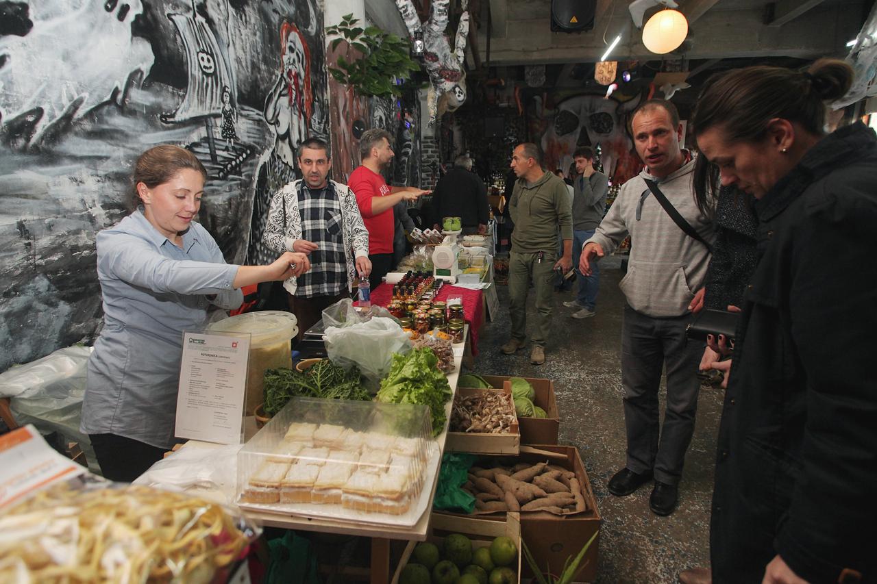 19.11.2014., Zagreb - Mali plac After Work u tvornici Katran, pored poslovne zone na Zavrtnici, gdje mali proizvodjaci izlazu svoje proizvode, a koji je koncipiran kao trznica koju ljudi mogu posjetiti nakon kraja radnog vremena, kada su sve trznice vec o