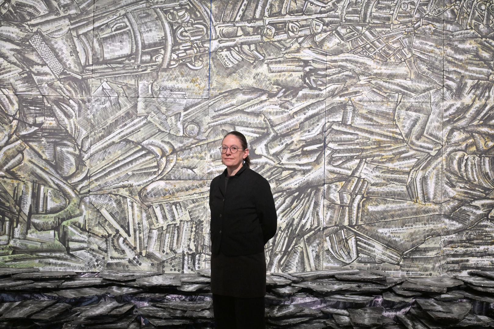 Gordana Bakić izložila je rad "Polje grananja", akril na platnu ispod kojeg se nalaze dijelovi razlomljene gipsane ploče na kojoj se nalazio njen nekadašnji rad