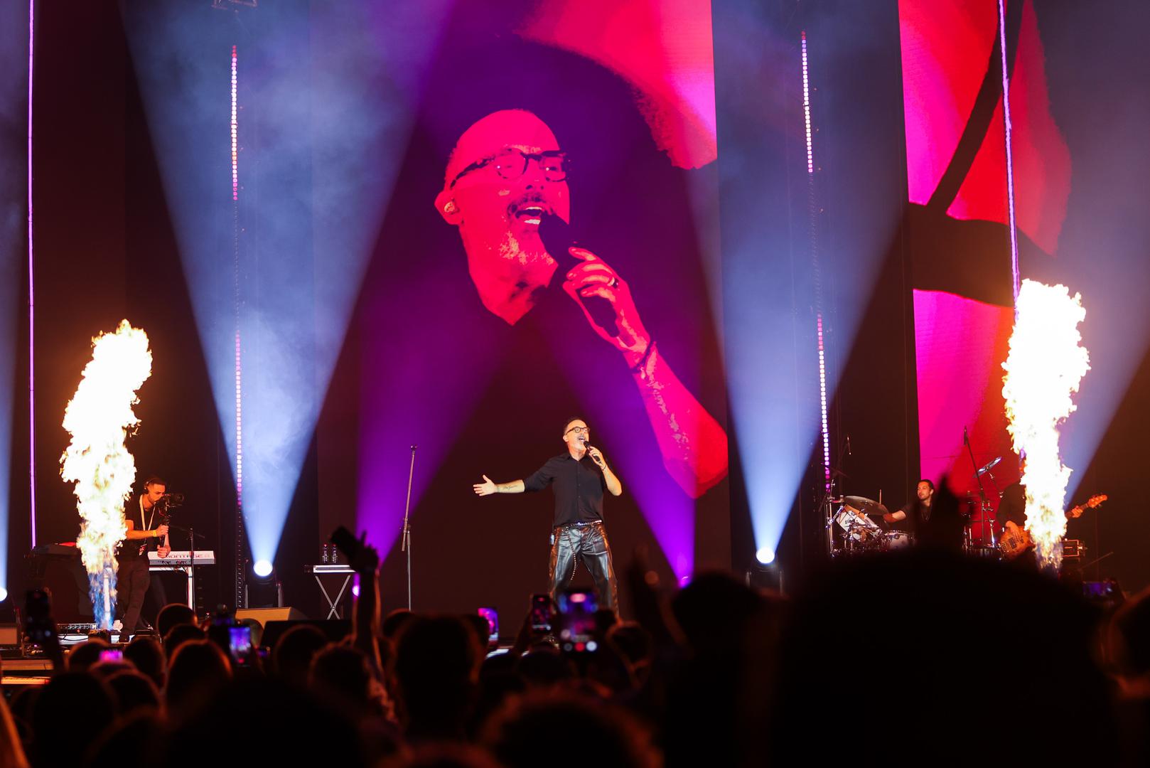 Jedan od najvećih domaćih pop glazbenika, Tony Cetinski, dan prije svog 57. rođendana održao je veliki koncert u Areni Zagreb i publici priredio večer ispunjenu hitovima, emocijama i vrhunskom produkcijom. Već od prvih taktova bilo je jasno da publiku očekuje večer prepuna dobre energije.