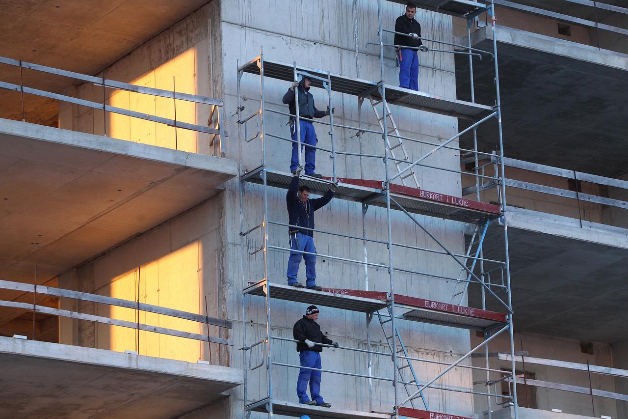 02.02.2015., Zagreb - Radnici na gradilistu nove zgrade u Oreskovicevoj ulici montiraju skelu. Photo: Boris Scitar/Vecernji list/PIXSELL