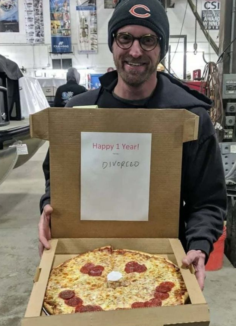 Njegova bivša žena odnijela je titulu najbolje bivše žene - poslala mu je pizzu na posao za prvu 'godišnjicu' rastave.