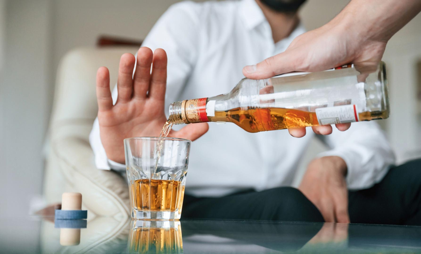 Ograničite alkohol: Prekomjerna konzumacija alkohola povezana je s povećanim rizikom od demencije. Neka novija istraživanja dovela su u pitanje i starije tvrdnje prema kojima bi male ili umjerene količine alkohola mogle imati zaštitni učinak. Alkohol zato ne treba promatrati kao sredstvo za zaštitu mozga, a smanjivanje njegove konzumacije jedan je od čimbenika na koje možemo izravno utjecati. 