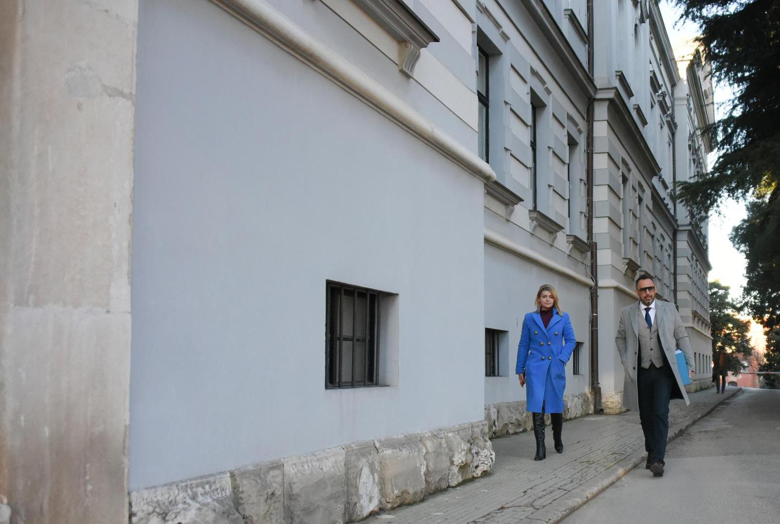 Vijest o razvodu ovog poznatog para otkrivena je tijekom jeseni, a par je na početku veze živio u Londonu. Zatim su se preselili u Zagreb, vjenčali su se u Las Vegasu i dobili su dvije kćeri Balie i Lumi, s kojima su se prije dvije godine preselili u Bale jer je život u Istri više bio po guštu Charlesu. Tamo su kupili i kuću, a prošle godine Charles je sve više vremena provodio u rodnoj Engleskoj te je u tom razdoblju odlučio i zatvoriti za javnost svoj profil na Instagramu. 