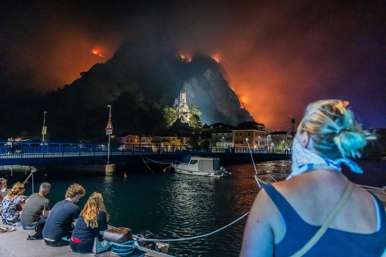 Omiš: Turisti i stanovnici Omiša promatraju prate situaciju
