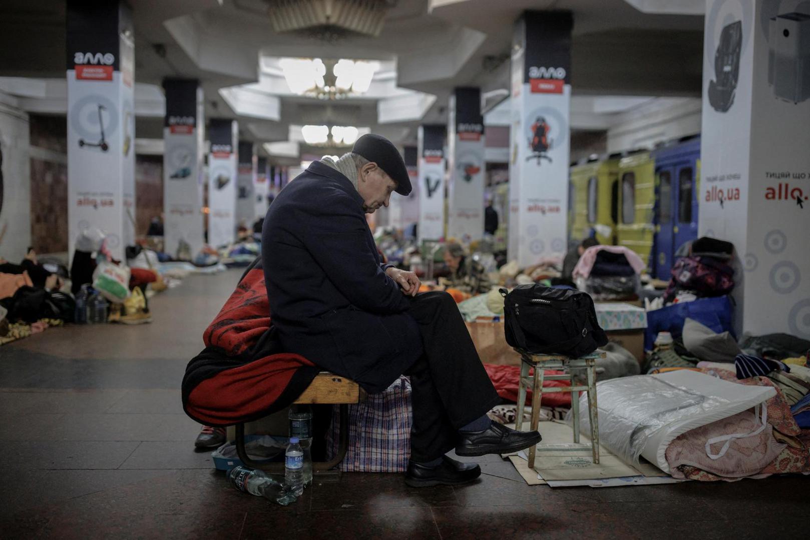 A man sits in a metro station in northern Kharkiv where he lives to shelter from shelling in his neighbourhood as Russia's attack on Ukraine continues, Ukraine, March 24, 2022.  REUTERS/Thomas Peter Photo: Thomas Peter/REUTERS