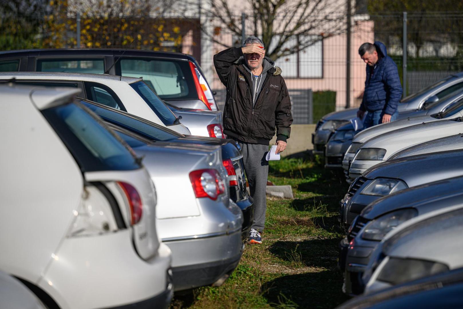 24.11.2022., Zagreb, Velika Mlaka - Autoservis Cepelin uskoro odrzava veliku javnu drazbu drzavnih vozila, a u ponudi su teretna vozila Hrvatskih cesta, osobna vozila ministarstava. Od Seata, Audija preko Passata i nekoliko modela Fiata cijene im se krecu od 1000 do 24.600 kuna.  Photo: Davor Puklavec/PIXSELL
