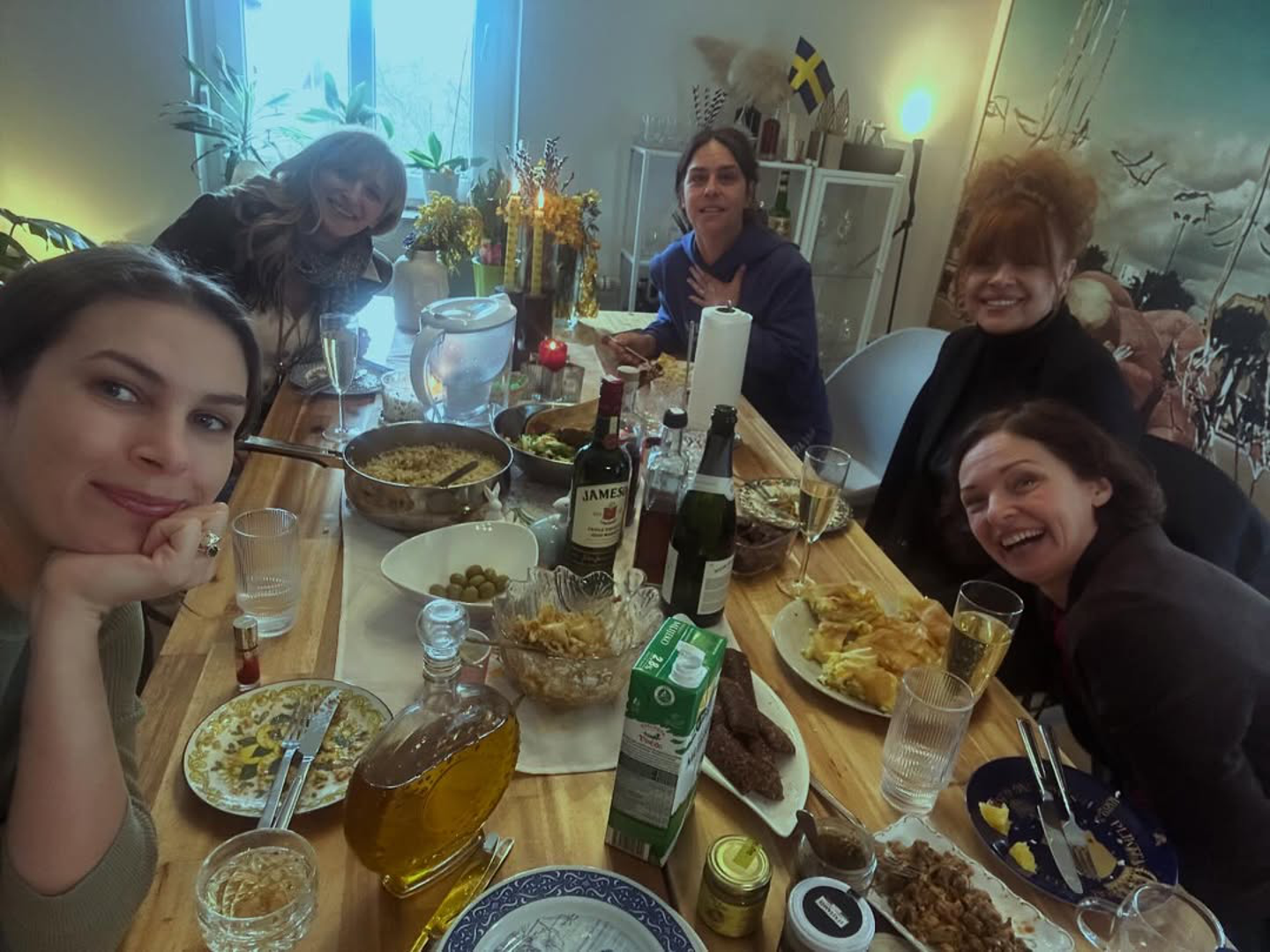 Upravo zato je mnoge iznenadila nedavna fotografija koju je na društvenim mrežama objavila njezina kolegica Ornela Vištica. Na slici Ines pozira u društvu Mije Begović, Ane Maras Harmander i Anite Matić Delić, no zbog potpuno drugačijeg imidža mnogi je na prvu nisu prepoznali. Već neko vrijeme glumica nosi elegantnu bob frizuru i smeđu boju kose, što je značajan odmak od izgleda po kojem je postala poznata široj javnosti.