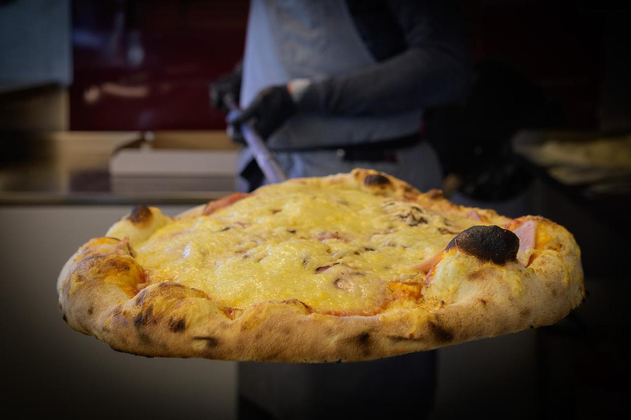 Zagreb: Živa vatra, prva mobilna pizzerija s krušnom peči  na drva  