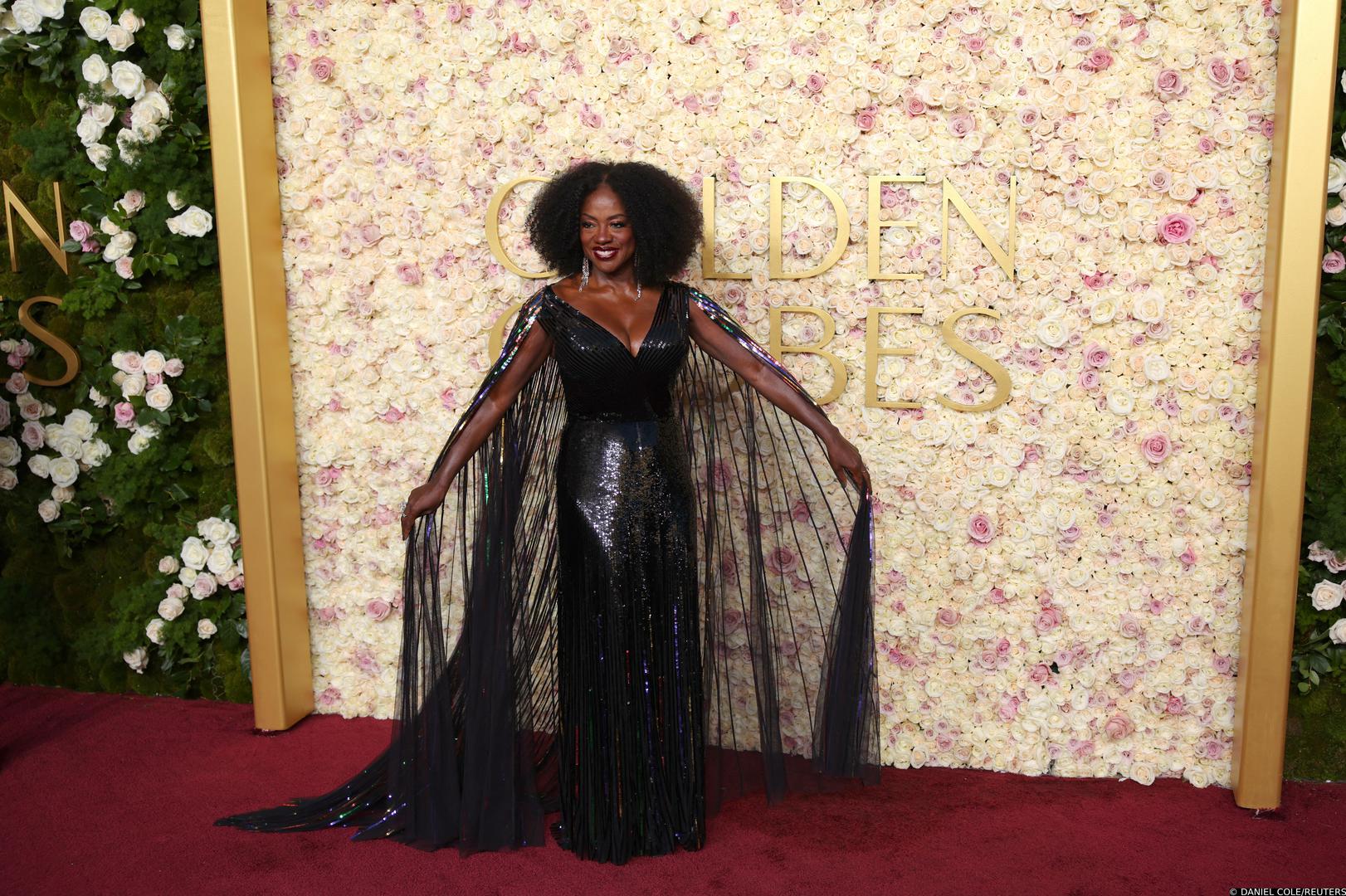 Viola Davis nosila je dramatičnu svjetlucavu crnu haljinu s ogrtačem koji je sadržavao suptilne naglaske duginih boja.