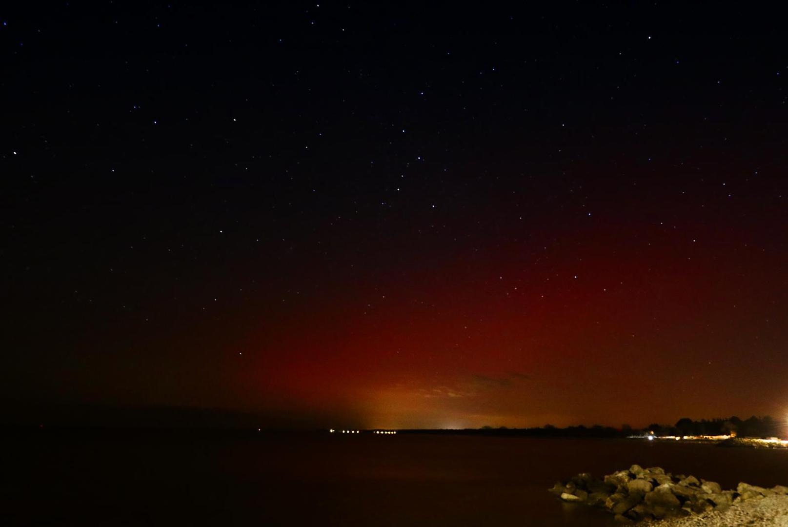 Polarna svjetlost, aurora borealis, zabilježena je u ponedjeljak navečer u dijelovima Europe.