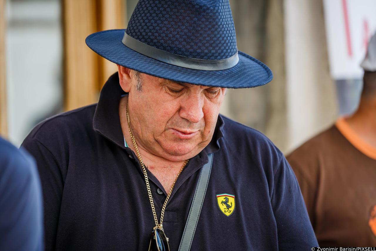 Split: Željko Kerum časti građane dok prikuplja potpise za izbore za gradonačelnika