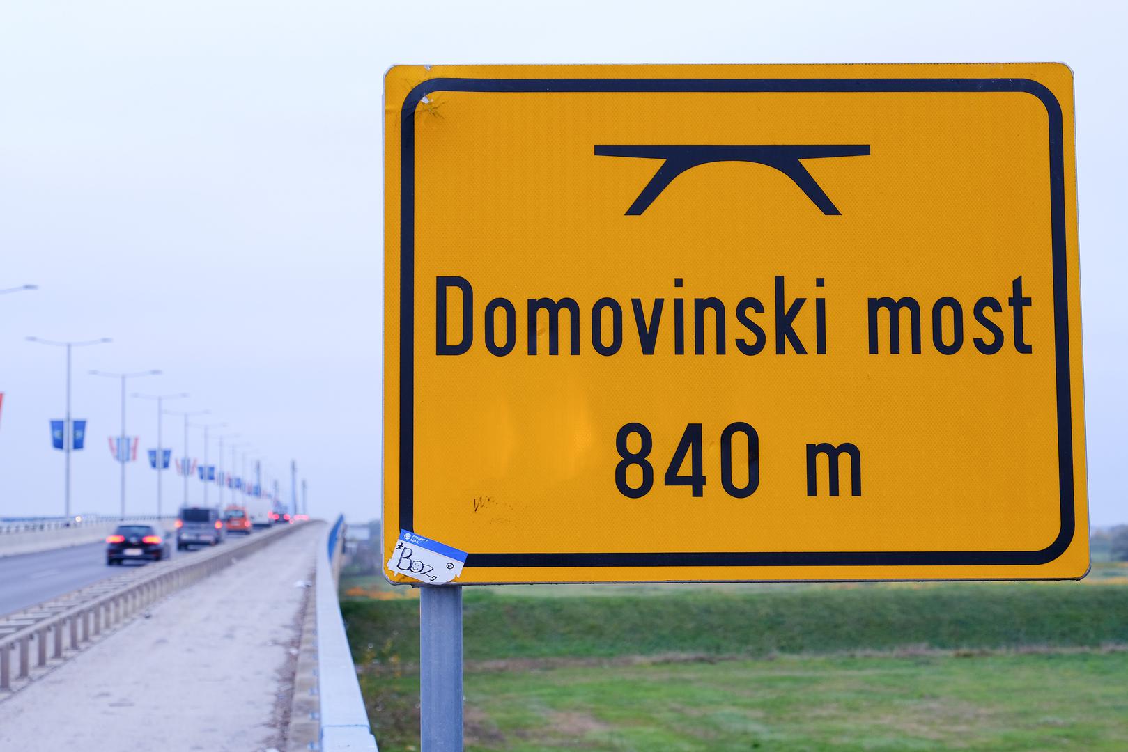 Ima po dva prometna traka s nogostupima i biciklističkim stazama. Otvaranje mosta tek je u sedmom pokušaju bilo uspješno.