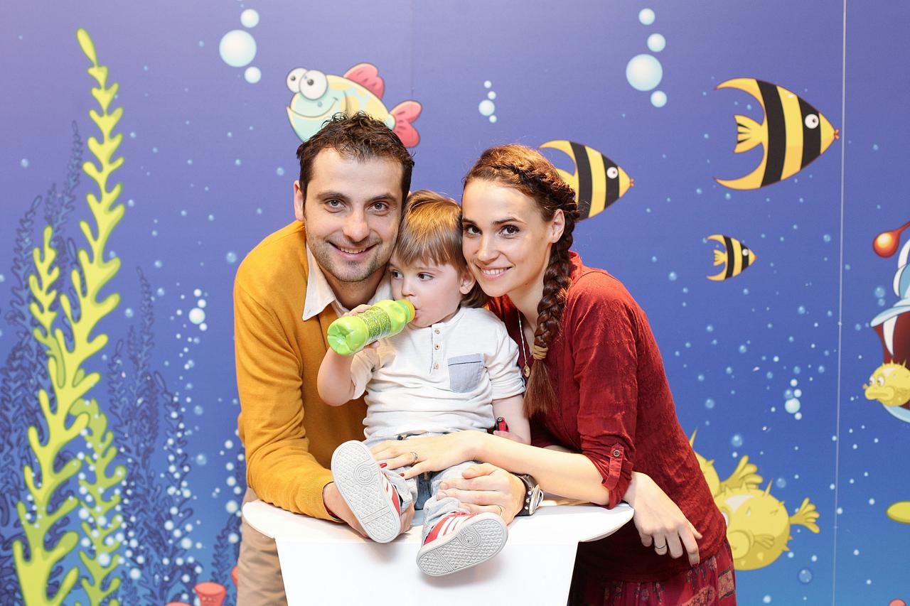 25.03.2015., Zagreb - Glumac Robert Kurbasa sa suprugom Kiristinom i sinom Markom  u djecjoj igraonici Kupid.  Photo: Zeljko Lukunic/PIXSELL