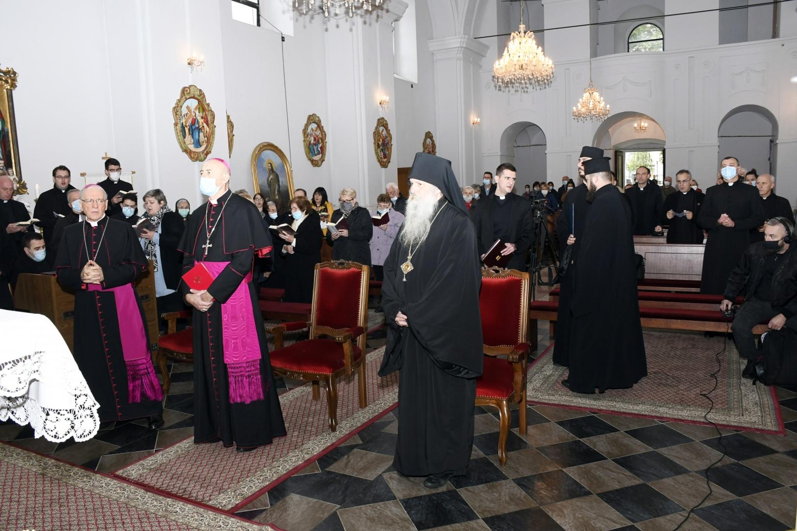 14.10.2020., Jasenovac - Apostolski nuncij u Republici Hrvatskoj nadbiskup Giorgio Lingua u sklopu posjete Pozeskoj biskupiji posjetio je i Jasenovac. Nuncij Lingua u pratnji pozeskog biskupa Antuna Skvorcevica pohodio je Jasenovac te u zupnoj crkvi Uznesenja BDM i sv. Nikole Biskupa predvodi0 molitvu za sve zrtve totalitarnih rezima 20. stoljeca koje su neduzno stradale u jasenovackom logoru i drugim mjestima. Na molitvi je sudjelovati i pakracko-slavonski episkop Jovan Culibrk. Nakon programa u jasenovackoj crkvi, nuncija i biskupa Skvorcevica je u jasenovackom manastiru primio episkop Jovan.Photo: Nikola Cutuk/PIXSELL
