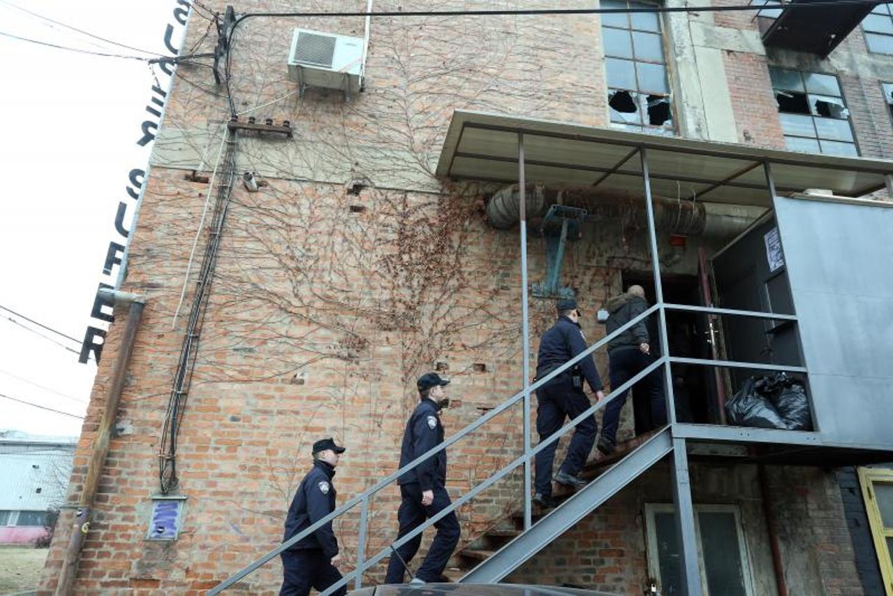 Zagreb: Policijski očevid nakon noćašnjeg napada suzavcem na LGBT partyju u Super Super klubu