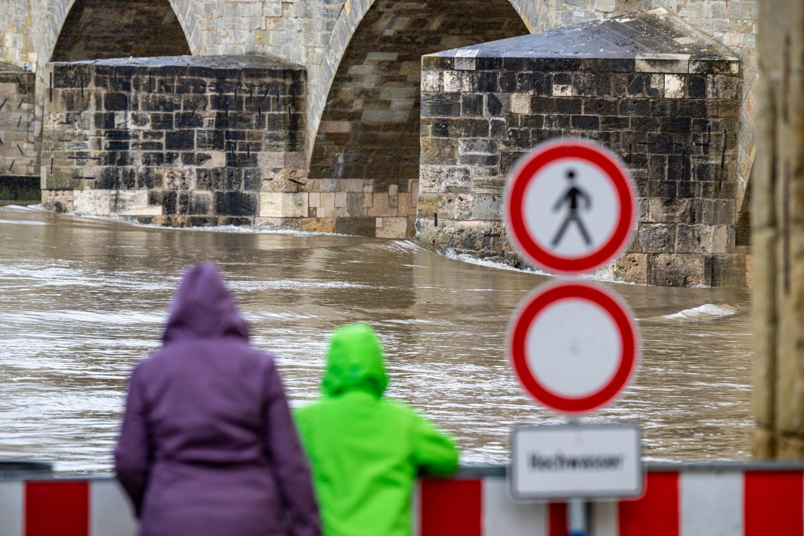 Pogođeno područje treba široko zaobilaziti, a poplavljene ceste više ne treba koristiti. Treba slijediti upute hitnih službi, pomagati djeci i drugim osobama kojima je potrebna pomoć, ali bez ugrožavanja vlastite sigurnosti, priopćile su tamošnje službe za izvanredne situacije.