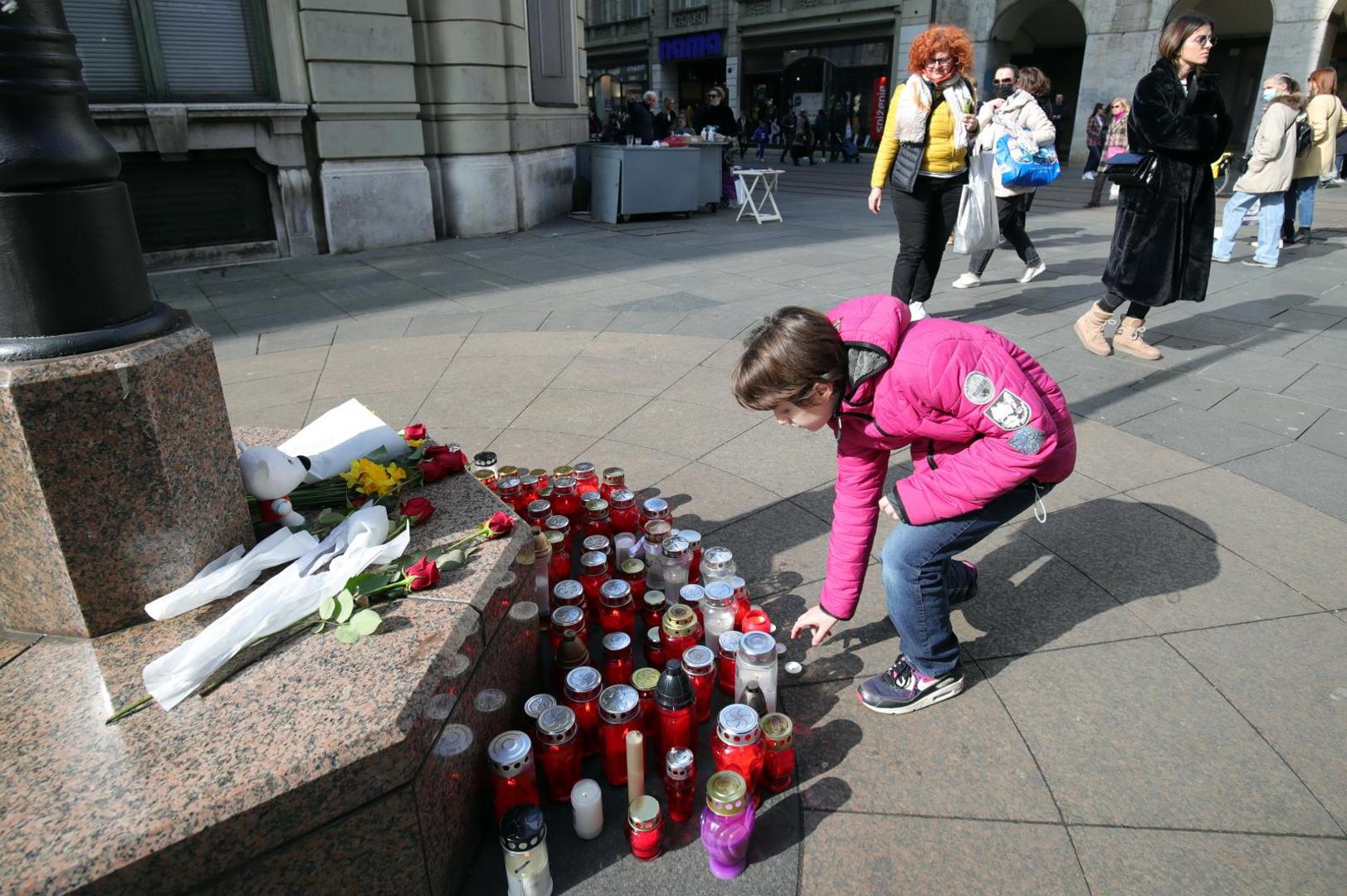 20.02.2021. Zagreb - Gradjani  i dalje pale svijece za Balasevica ali je radi sigurnosti punkt premjesten preko puta na pocetak ulice Frane Petrica Photo: Sanjin Strukic/PIXSELL