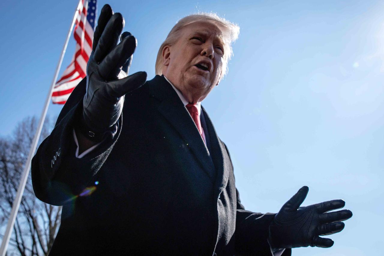 Le président Donald Trump s'adresse aux journalistes avant de quitter la pelouse sud de la Maison Blanche à bord du Marine One