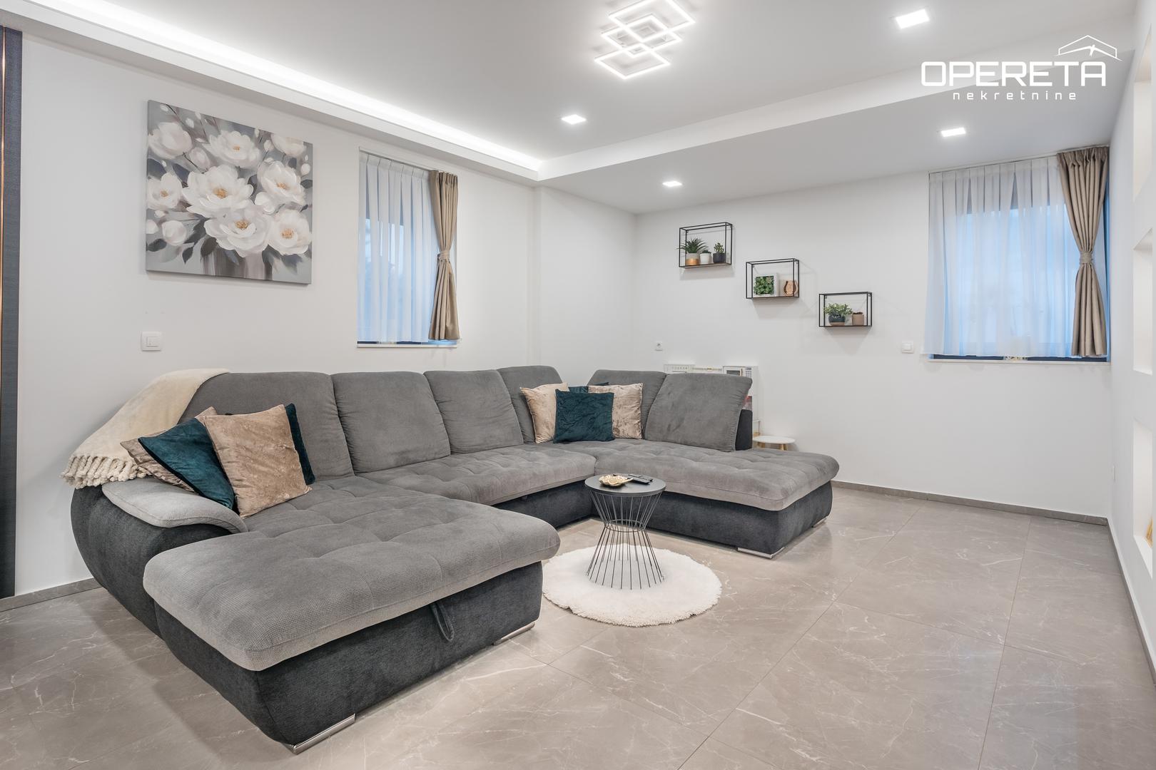 U zagrebačkom naselju Podsused, u blizini Podsusedske aleje, prodaje se samostojeća kuća ukupne neto korisne površine 278 m², smještena na parceli od 650 m². 