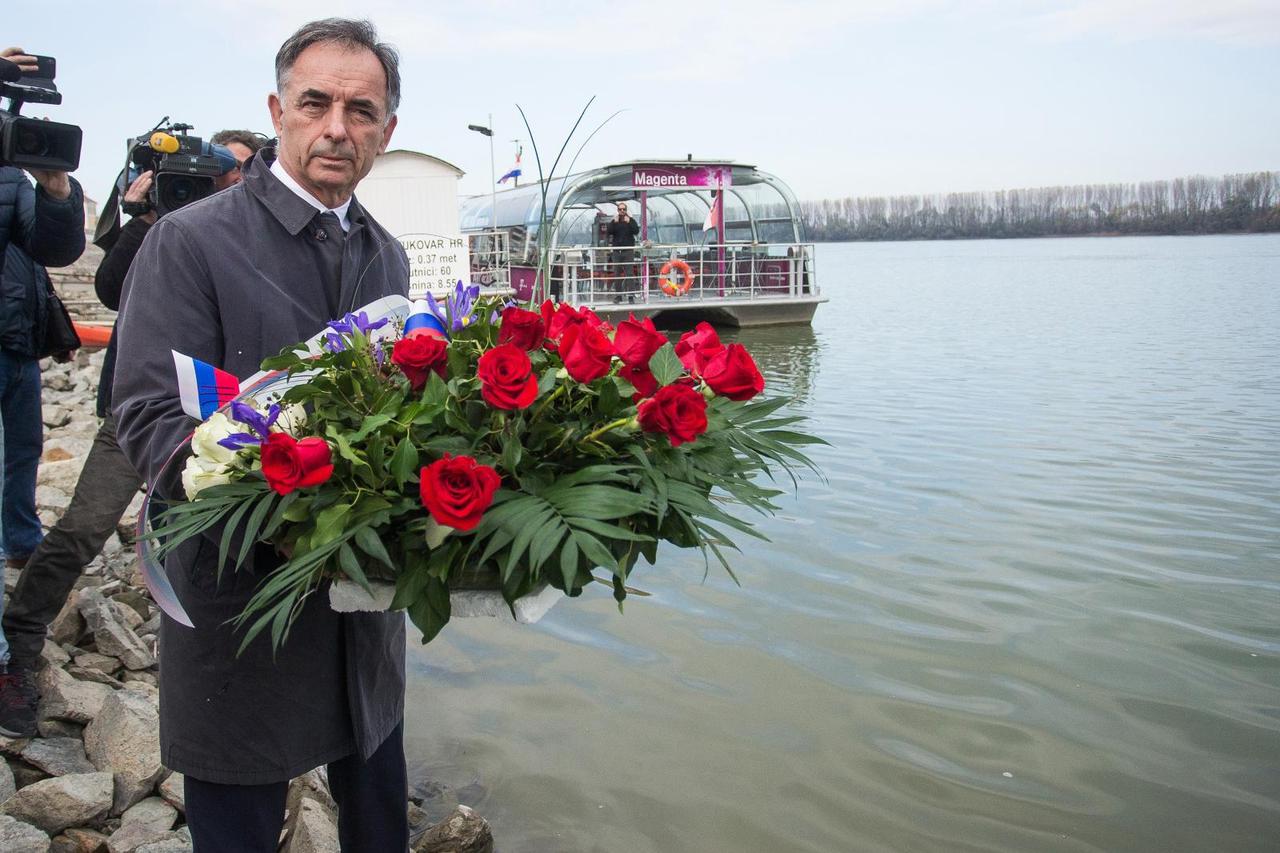 Milorad Pupovac položio vijenac u rijeku Dunav