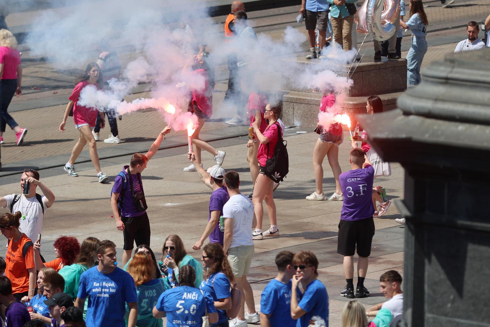 24.05.2024., Zagreb - Zagrebacki maturanti okupljaju se na Trgu bana Josipa Jelacica od kuda ce u povorci krenuti prema Bundeku gdje ce obiljeziti zavrsetak srednjoskolskog obrazovanja. Photo: Sanjin Strukic/PIXSELL