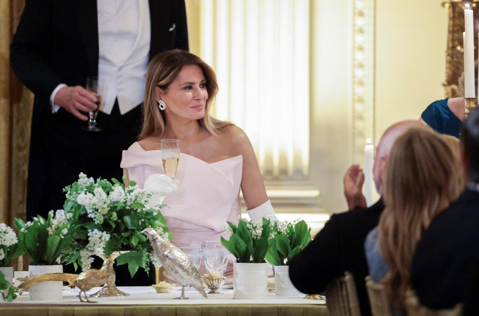 Amber je komentirala taj odabir: 'Ako je bijela stvorila usklađenost, ružičasta je donijela toplinu. Manje je formalna od bijele, ali nimalo neozbiljna. U modnom smislu, ružičasta je djelovala kao most i ispričala cjelovitu priču: prvo stabilnost, zatim toplina; prvo jedinstvo, potom opuštenost.'