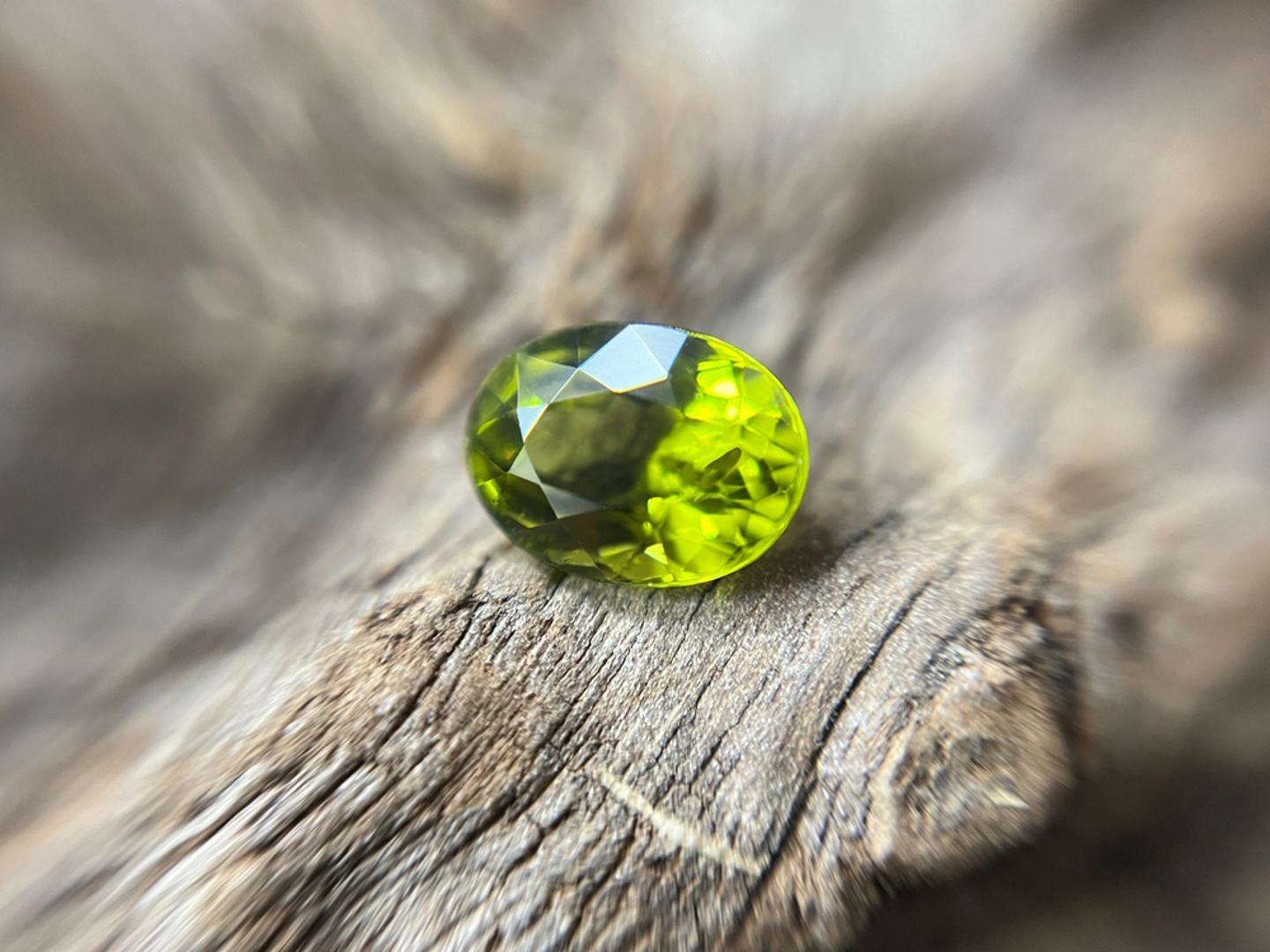 Kolovoz / Peridot: Peridot je kamen rođenja za kolovoz i lako se prepoznaje po svojoj svijetloj maslinastozelenoj boji. Tradicionalno se povezuje s optimizmom, srećom i novim počecima. U starom Egiptu nazivali su ga kamenom Sunca jer su vjerovali da štiti od tame i negativne energije. Zanimljivo je da se gotovo uvijek pojavljuje u zelenim nijansama, za razliku od većine ostalog dragog kamenja. Njegova svježina posebno dolazi do izražaja u jednostavnom nakitu.
