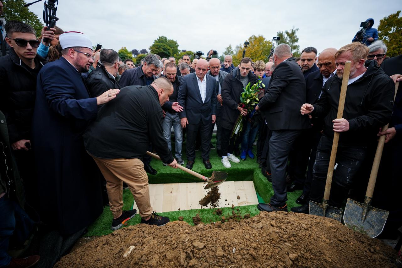 Sarajevo: Posljednji ispraćaj Halida Bešlića na gradskom groblju Bare
