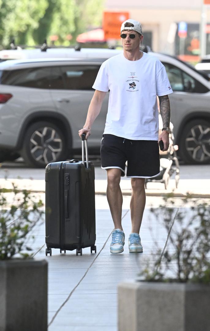 Izborniku Zlatku Daliću danas su se na raspolaganje stavila sedmorica reprezentativaca koji su s klupskim obavezama završili prošlog vikenda. To su Martin Erlić, Dominik Kotarski, Ivan Perišić, Andrej Kramarić, Luka Vušković, Kristijan Jakić i Igor Matanović. 