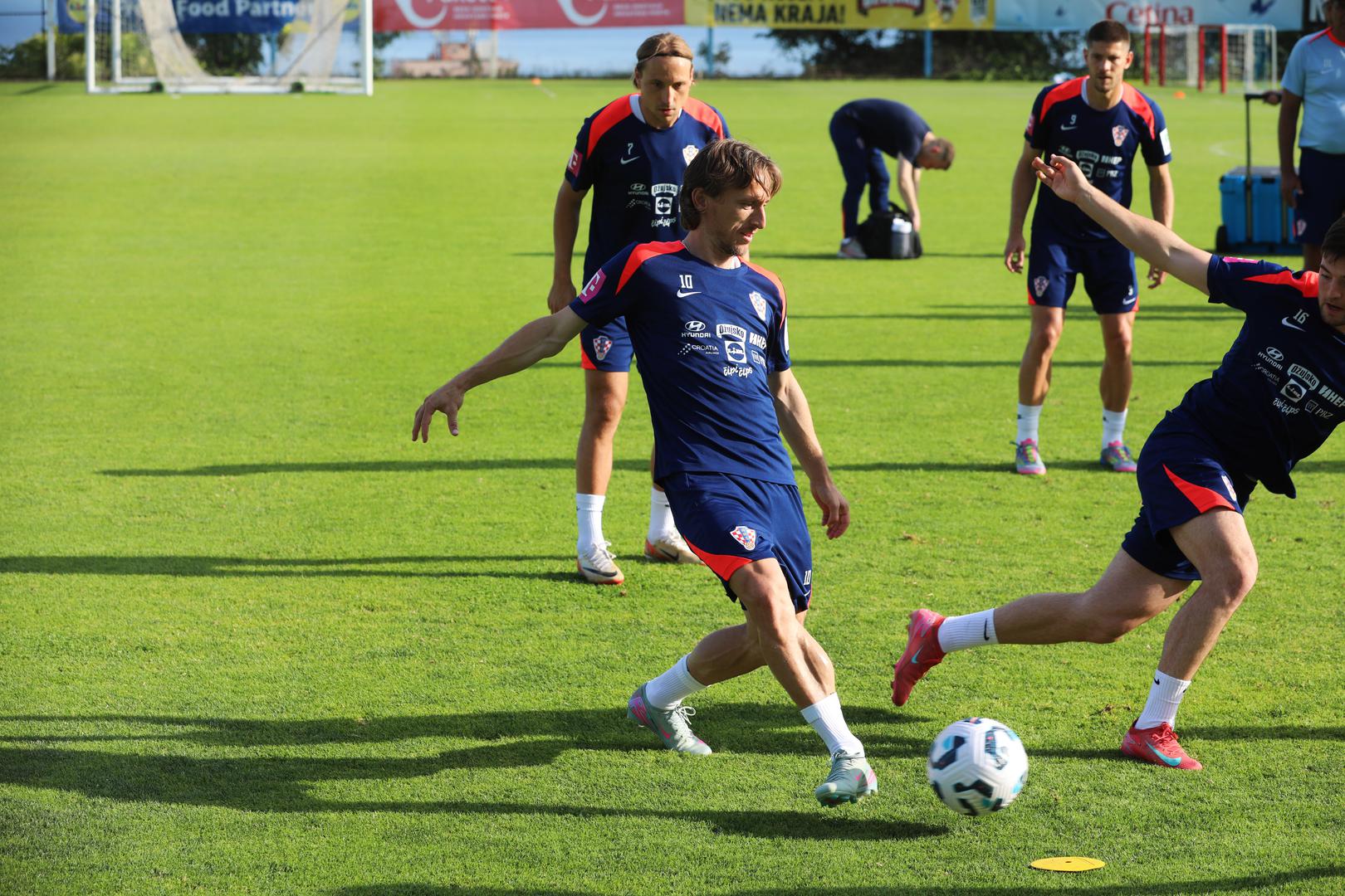 A u ulozi kapetana i dalje je neuništivi - Luka Modrić. Najbolji igrač u povijesti našeg nogometa povest će Hrvatsku u još jedne, njegove šeste kvalifikacije za SP. Cijeli svijet razglaba o njegovoj nogometnoj budućnosti...