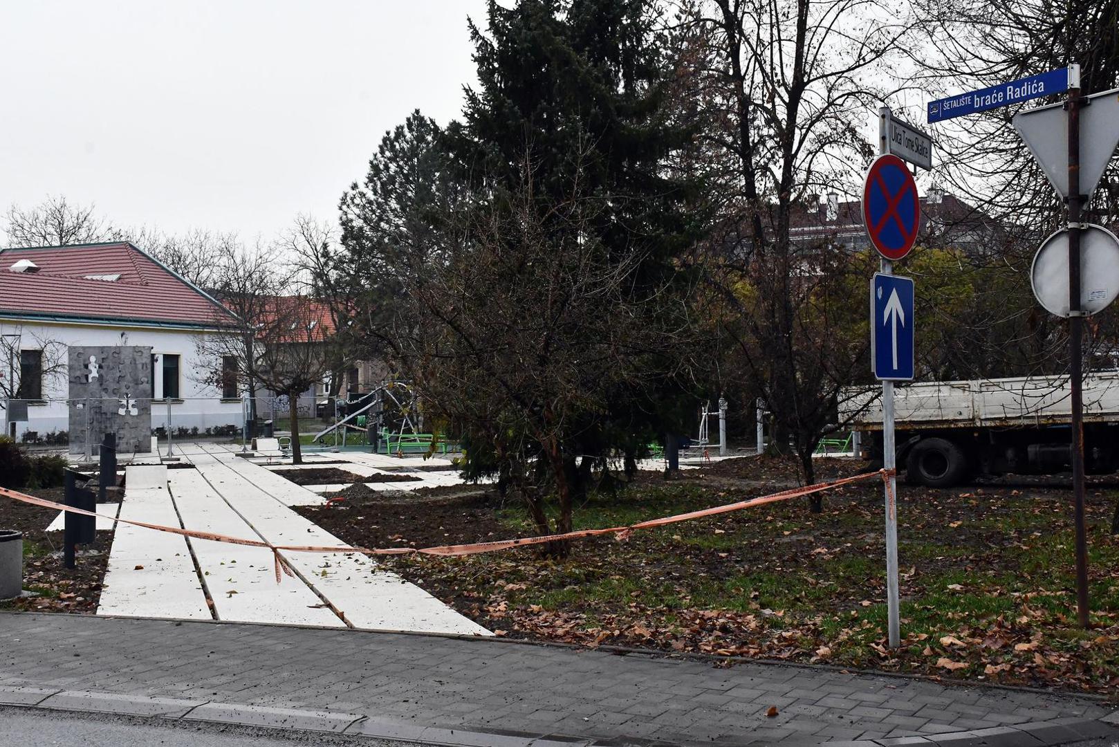 26.11.2021., Slavonski Brod -  ​U tijeku su r​adovi ​na ​izgradnji​ memorijalnog parka uz spomenik stradaloj djeci u Domovinskom ratu.