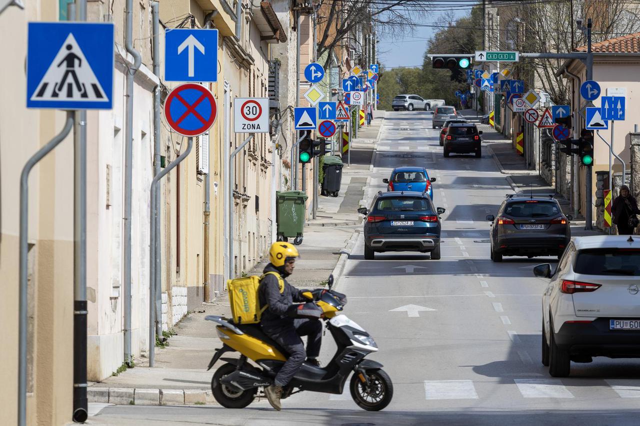 Pula: Prometni znakovi u Stankovićevoj ulici
