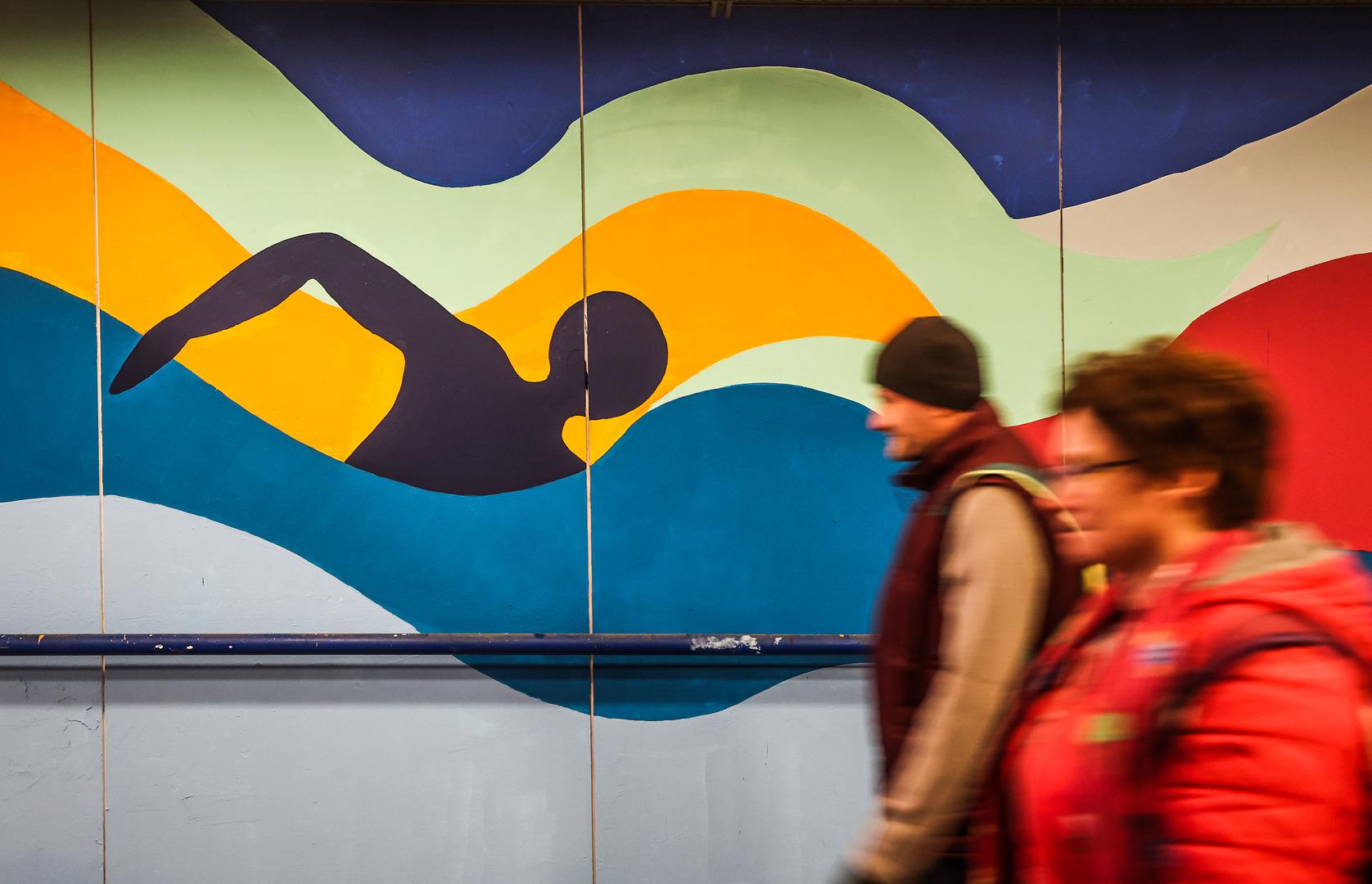 A jedan od autora murala u Trnskom, kao i onih u Zapruđu, Središću i Sopotu je  Krešimir Golubić, poznatiji kao Leon GSK.