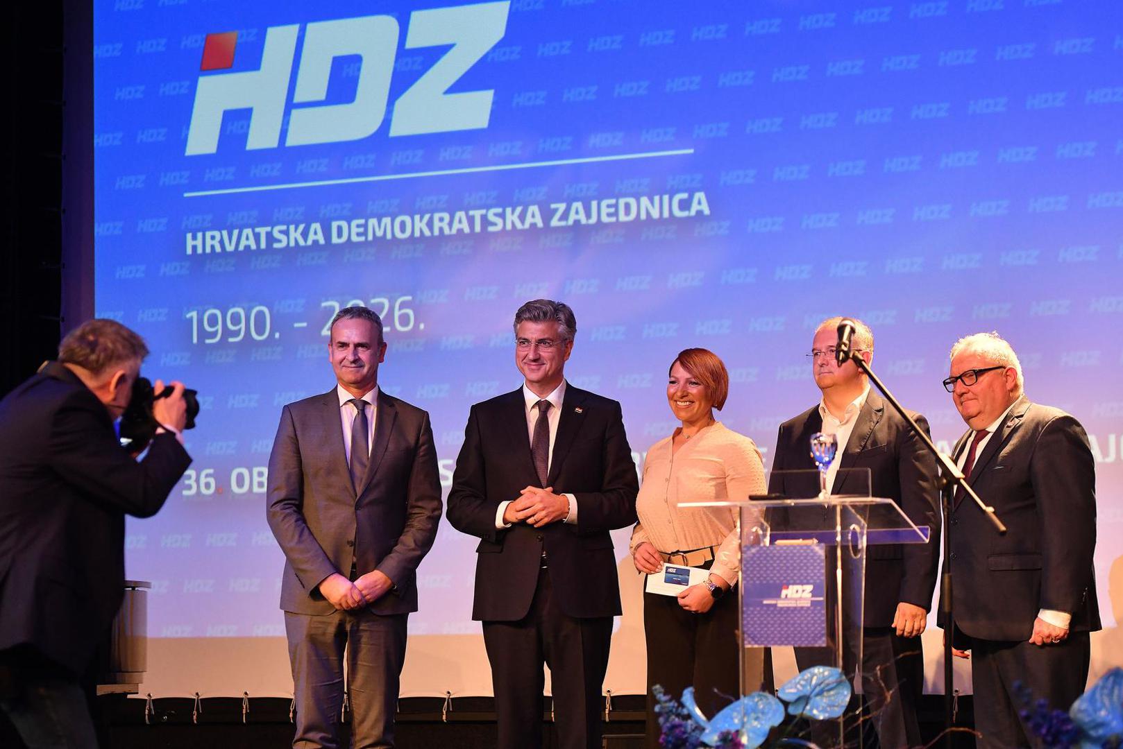  Ban Vlahek je do travnja 2025. bila članica SDP-a, koji je napustila nakon dugogodišnjeg članstva.